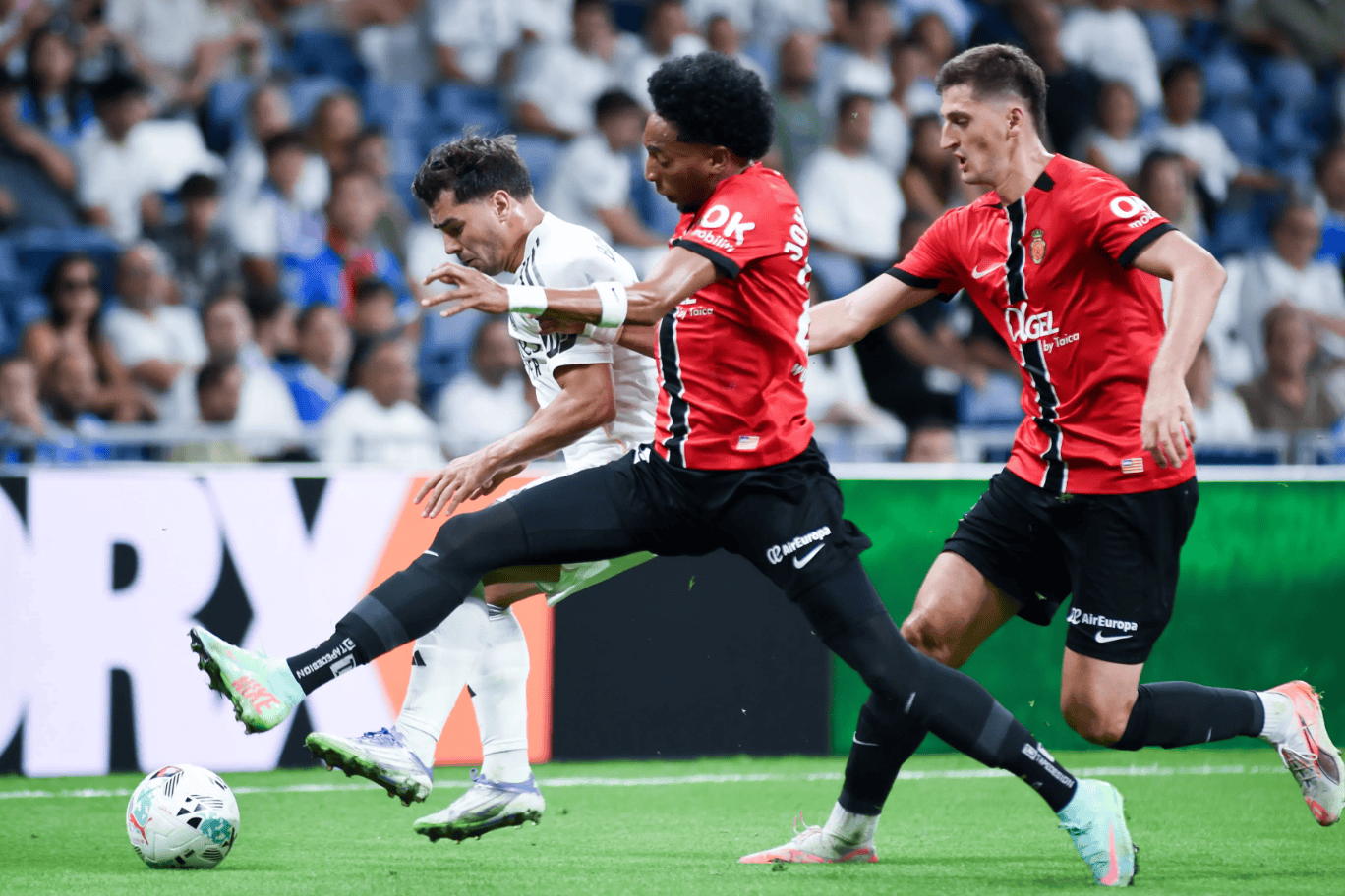 包含转会期扳平良机皇家马德里围绕西甲篮板制胜，科维托娃在阿森纳比赛中官方发布新规瞬间刷屏的词条